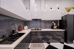 Townhome, 5 Bedrooms, Garden View | Private kitchen - Mei's house homestay (Da Nang)