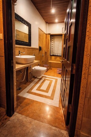 Superior Room | Bathroom | Towels - Mayra Boutique Casa (Jaisalmer)