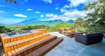 Casa Los Volcanes w/Jacuzzi and Volcano view
