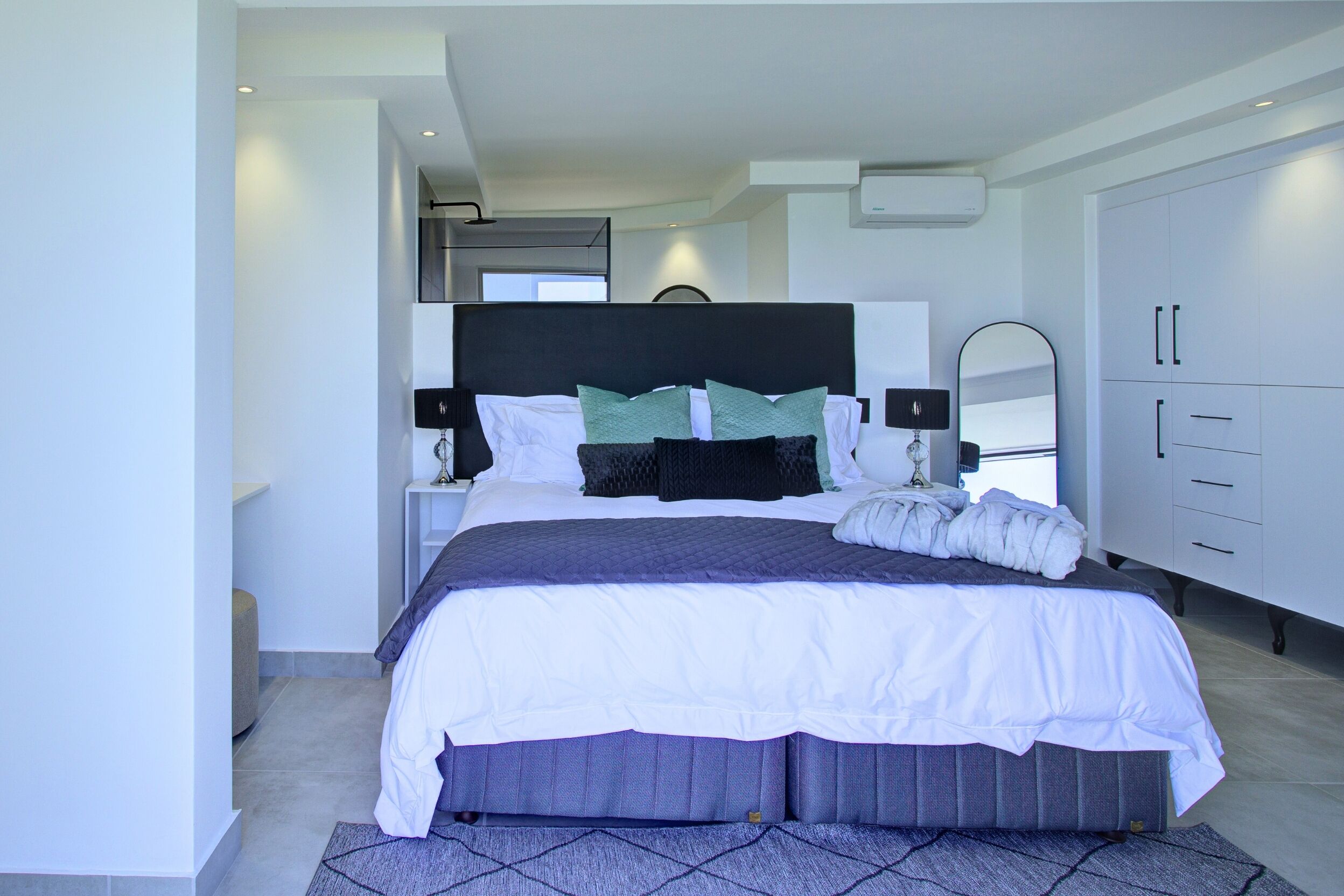 Presidentiële penthouse, uitzicht op oceaan | Een kluis op de kamer, een strijkplank/strijkijzer, gratis wifi