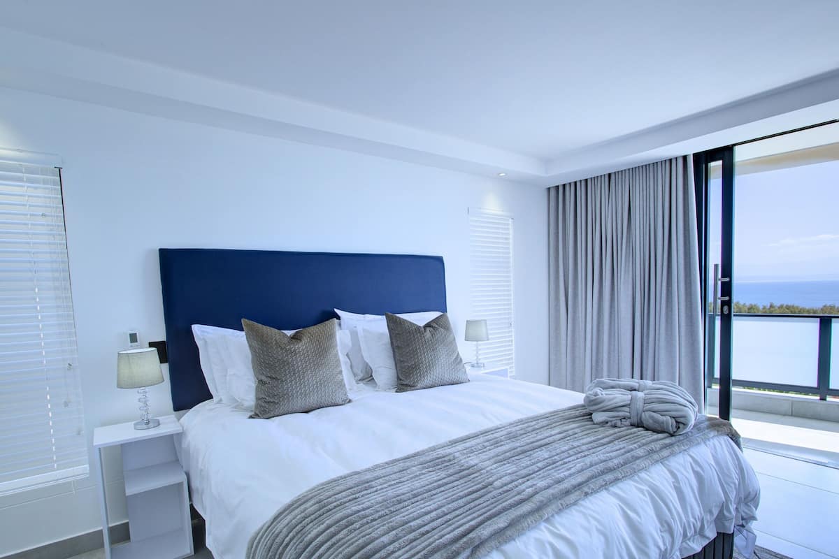 Executive Suite, Ocean View | Bathroom | Towels, soap, shampoo, toilet paper