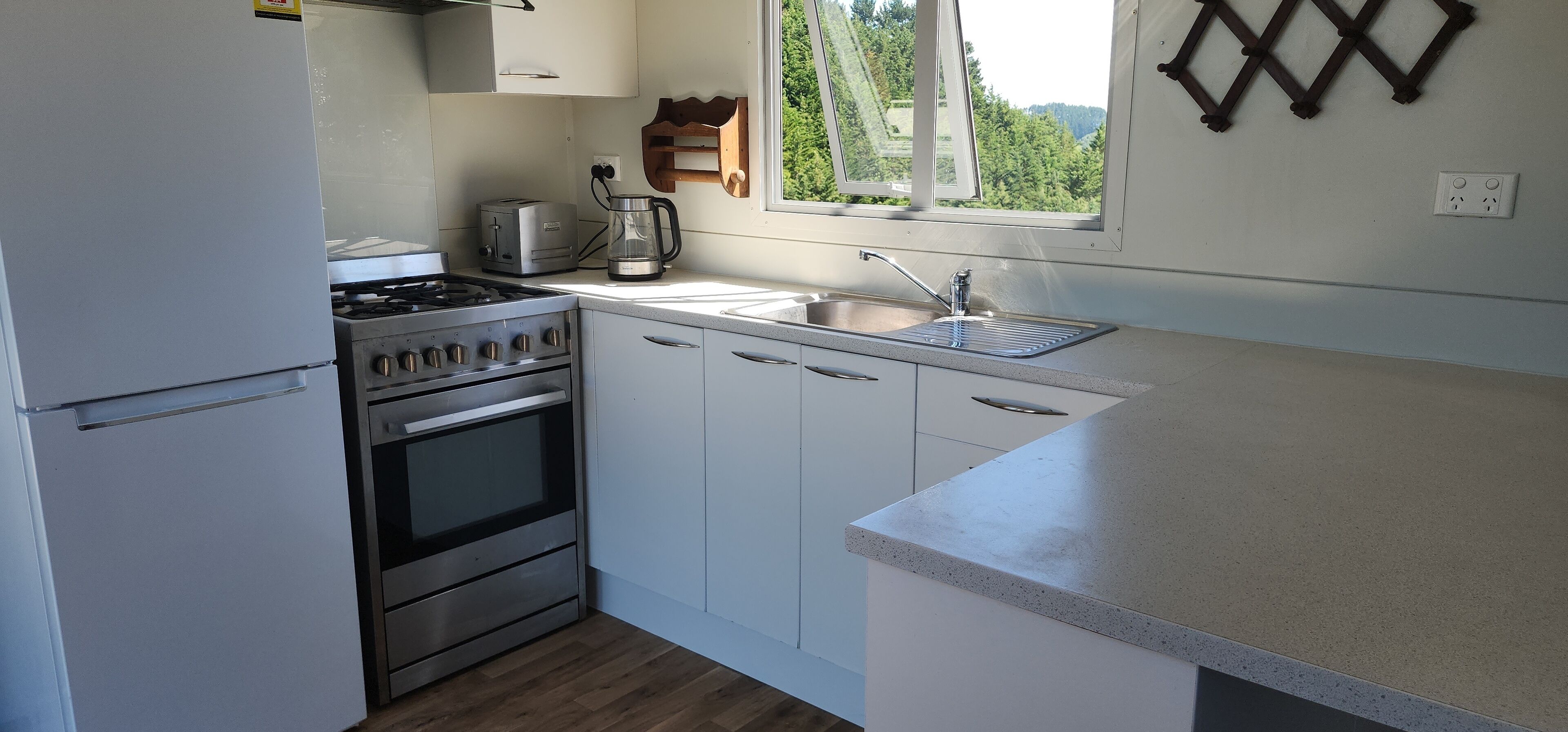 Jääkaappi, mikroaaltouuni, uuni, liesi