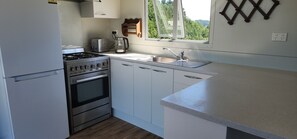 Kjøleskap, mikrobølgeovn, ovn og kokeplater