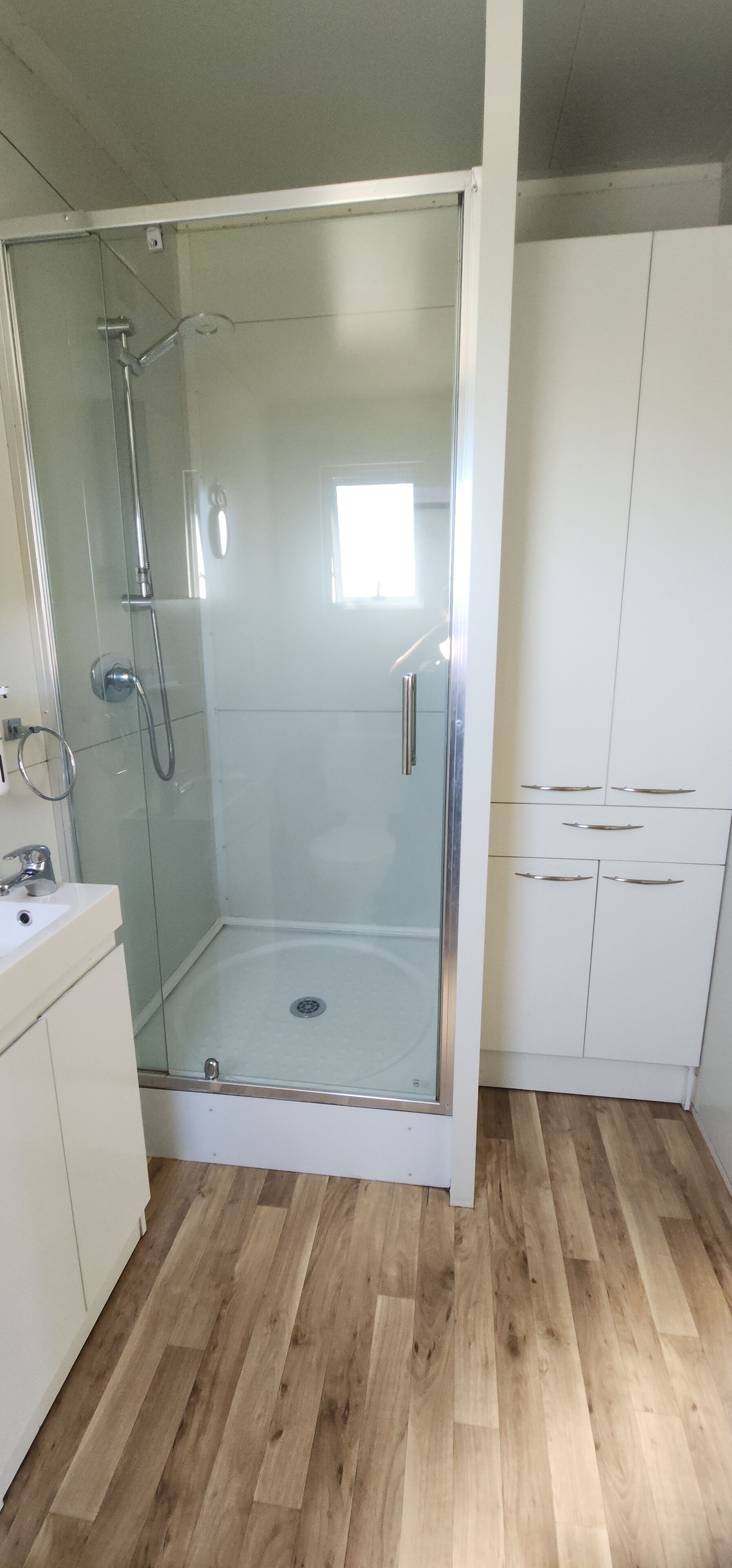 Een douche, een haardroger, handdoeken, zeep
