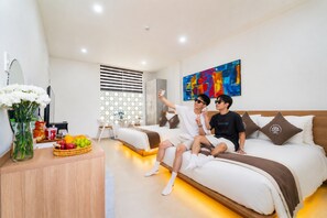 Habitación doble familiar | Ropa de cama de alta calidad, minibar y muebles diferentes 