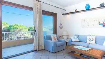 Apartamento família, vários quartos, 2 banheiros (Il Vecchio Faro 66) | Área de estar | TV de tela plana 21 polegadas com canais a cabo