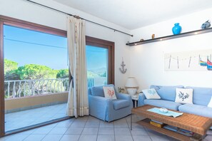 Apartamento família, vários quartos, 2 banheiros (Il Vecchio Faro 66) | Área de estar | TV de tela plana 21 polegadas com canais a cabo