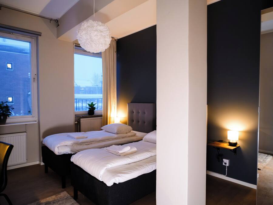 Dobbeltrom – standard | Skrivebord, skrivebord for bærbar PC og blendingsgardiner