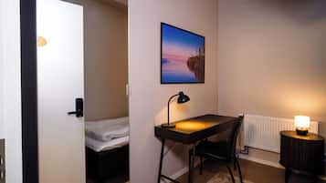 Economy enkelrum | Skrivbord, arbetsyta för laptop, mörkläggningsgardiner och gratis wi-fi