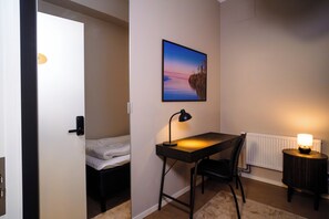 Economy enkelrum | Skrivbord, arbetsyta för laptop, mörkläggningsgardiner och gratis wi-fi