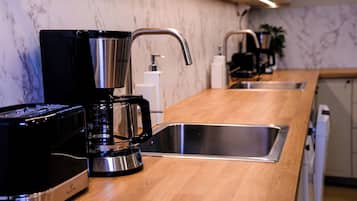 Een koelkast, een microgolfoven