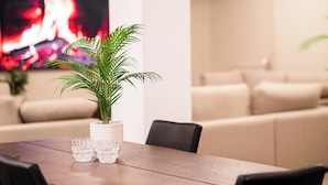 Une table à manger ornée d’une plante en pot et de trois verres.