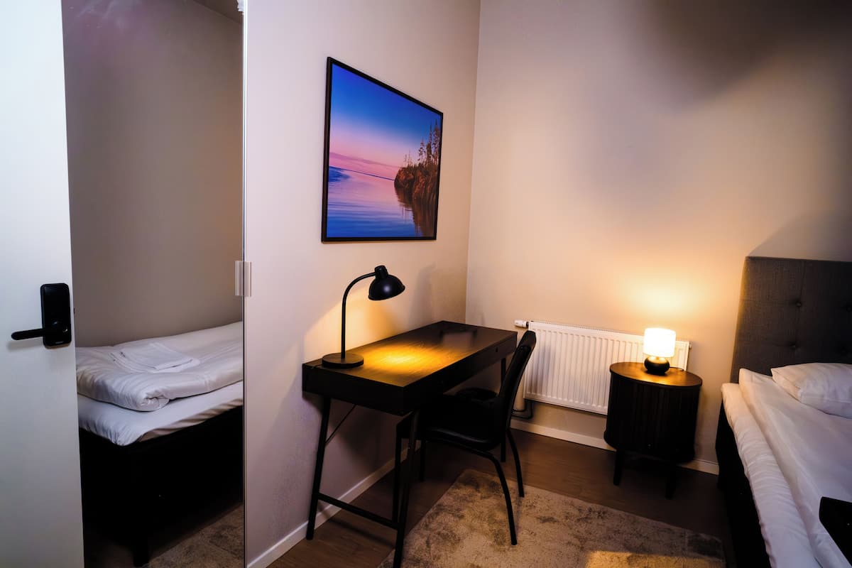 Bureau, espace de travail pour ordinateur portable, rideaux occultants