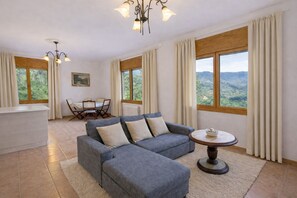 TV, fireplace - Spectacular views, just 4km to the beach! (Sant Cebrià de Vallalta)