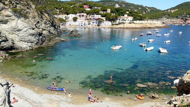 A coastal town with clear waters, boats, and people engaging in water activities. - Spectacular views, just 4km to the beach! (Sant Cebrià de Vallalta)