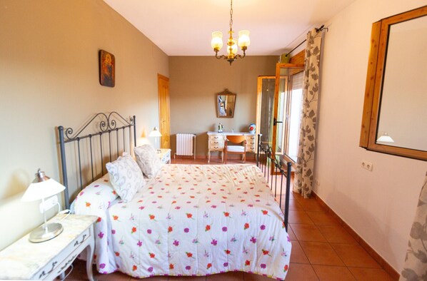 Room - Spectacular views, just 4km to the beach! (Sant Cebrià de Vallalta)