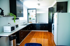 Private kitchen - The Founders House | Bold 4BR Retreat Muswellbrook (Muswellbrook)