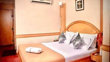 Bộ đồ giường cao cấp, nệm cao su hoạt tính (memory foam), bàn