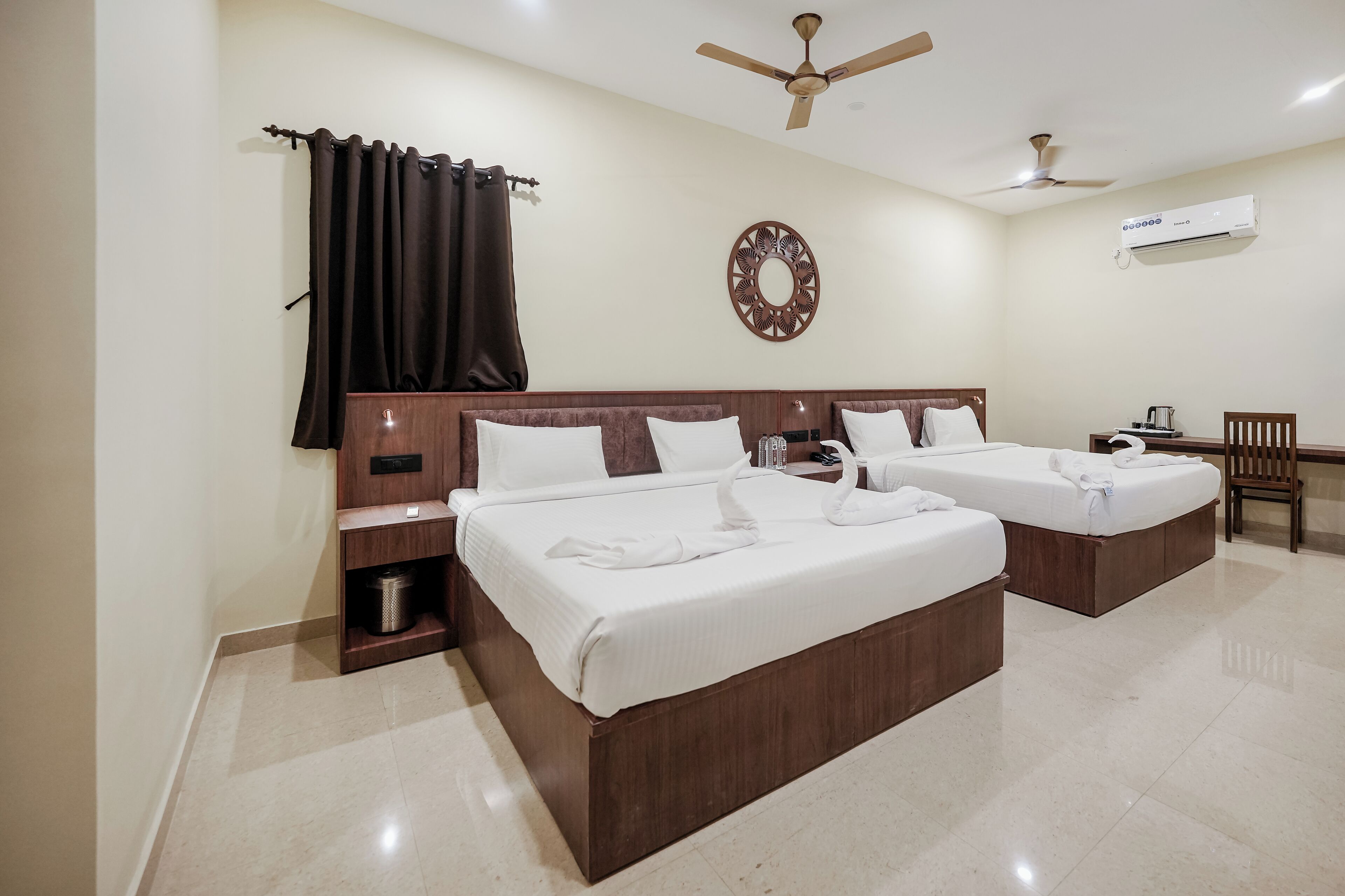 Family Room | Desk, free WiFi