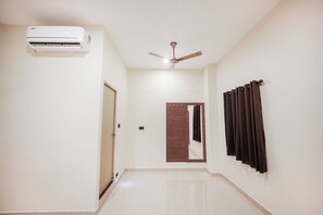 Luxury Room, 1 Queen Bed, Non Smoking | Desk, free WiFi - KAYAL RESIDENCY (Gobichettipalayam)