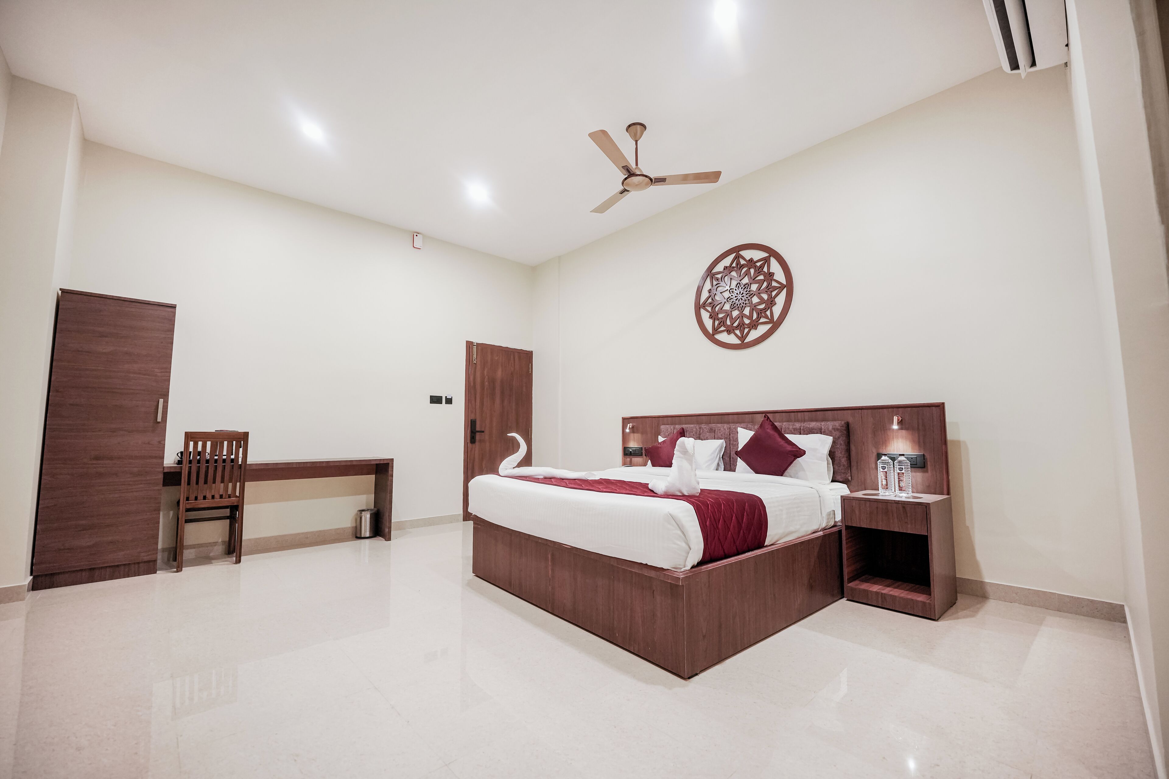 Luxury Room, 1 Queen Bed, Non Smoking | Desk, free WiFi