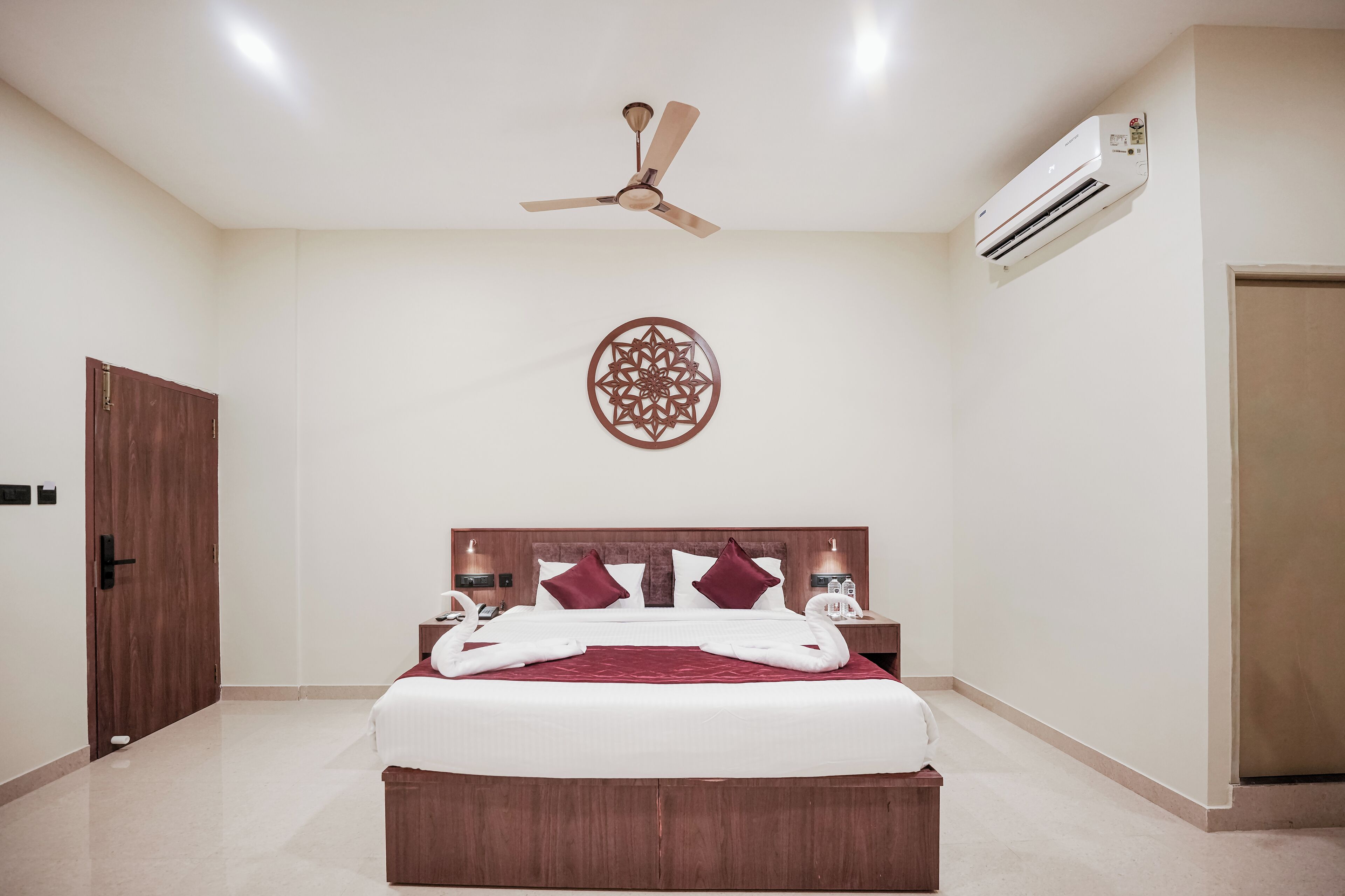 Luxury Room, 1 King Bed, Non Smoking | Desk, free WiFi