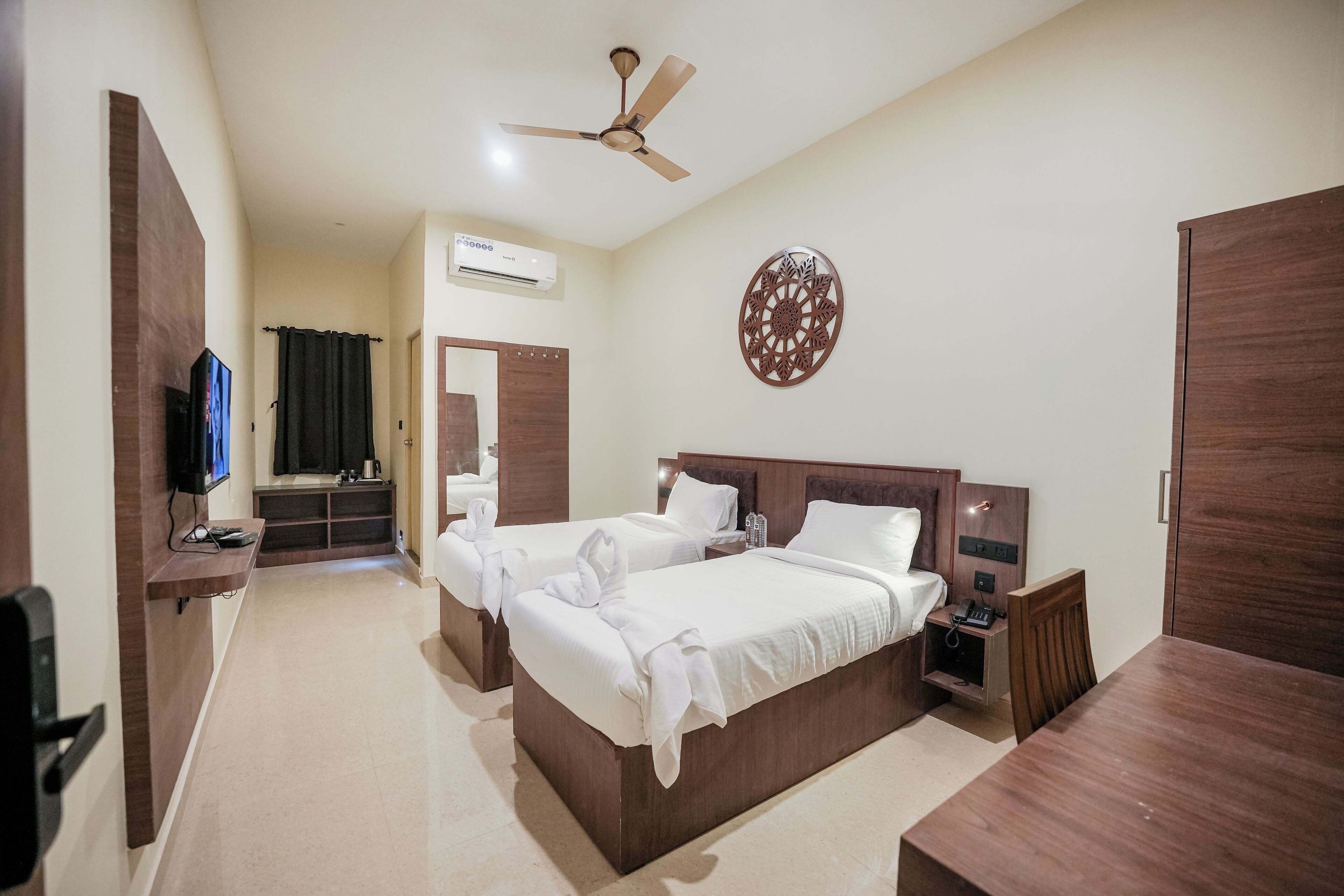 Standard Twin Room | Desk, free WiFi