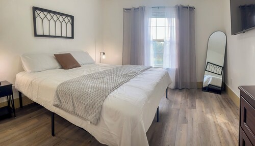 La Porte Retreat Near NRG Stadium & Houston Attractions