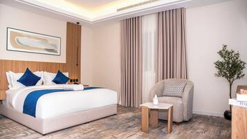 Zimmersafe, Verdunkelungsvorhänge, Bügeleisen/Bügelbrett