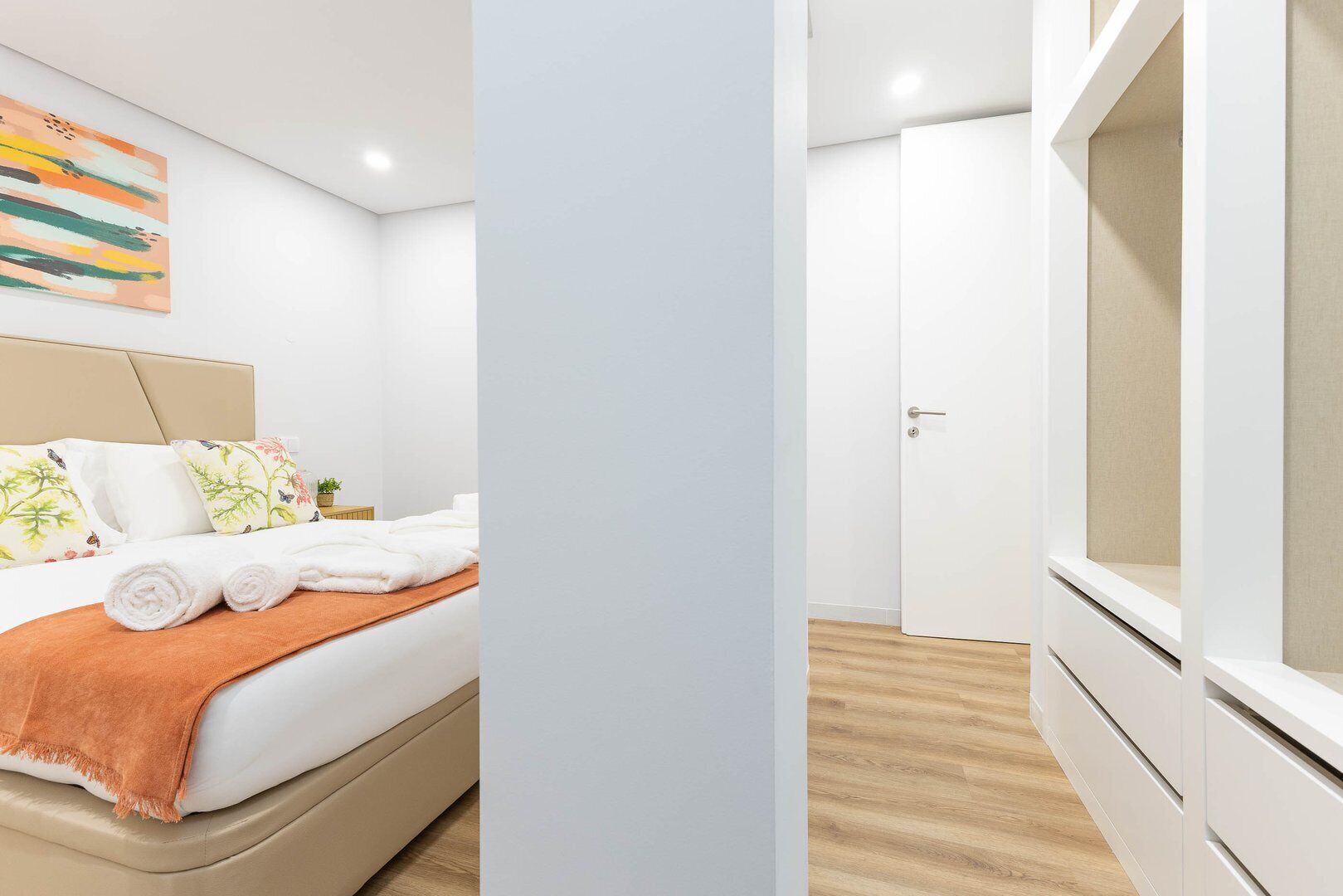 Tabla de planchar con plancha, Internet, ropa de cama