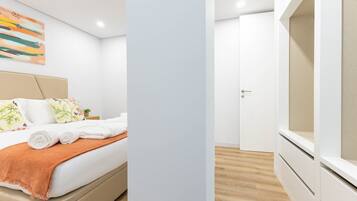 Tabla de planchar con plancha, Internet, ropa de cama