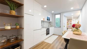 Kühlschrank, Mikrowelle, Ofen, Herdplatte