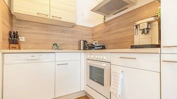 Eenvoudig appartement | Privékeuken | Een koelkast, een oven, een kookplaat, een vaatwasser