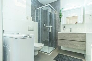 Basic-Apartment | Badezimmer | Dusche, kostenlose Toilettenartikel, Haartrockner, Handtücher