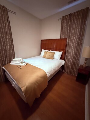 Tabla de planchar con plancha, internet y ropa de cama 