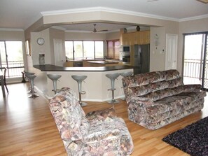 TV - Mountain Park on 50 acres, beautiful views, river close by, sleeps 12, 5 bedroom (Toodyay)