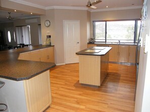 Fridge, microwave, oven, stovetop - Mountain Park on 50 acres, beautiful views, river close by, sleeps 12, 5 bedroom (Toodyay)