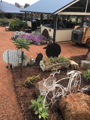 Property grounds - Mountain Park on 50 acres, beautiful views, river close by, sleeps 12, 5 bedroom (Toodyay)