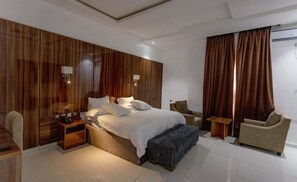 Habitación Confort, balcón, vista a la ciudad | Escritorio, espacio para trabajar con laptop y cortinas blackout 