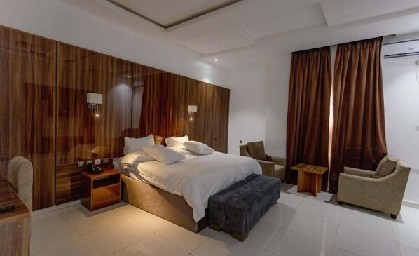Comfort Room, Balcony, City View | Desk, laptop workspace, blackout drapes, soundproofing - Nondon Hotels (Enugu)