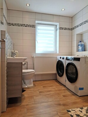 Shower, jetted tub, towels, toilet paper - Vacation cottage in Groß Rosenburg (Groß Rosenburg)