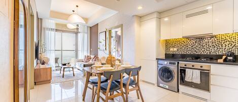 Réfrigérateur, four à micro-ondes, un four, surface de cuisson