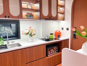 Mini-fridge, microwave, cookware/dishes/utensils - GAIA House Le Duan (Hanoi)