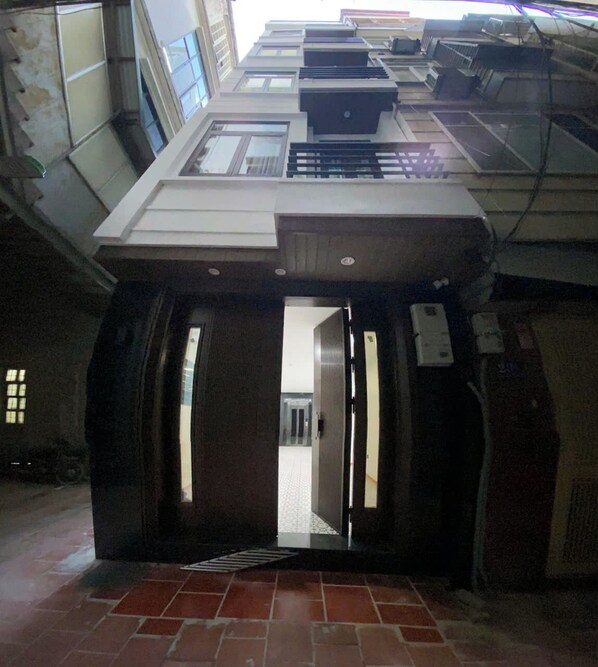 Front of property - GAIA House Le Duan (Hanoi)