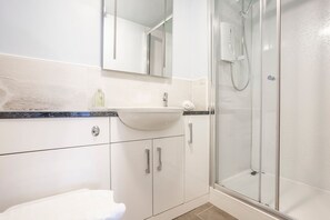 Shower, hair dryer, towels, soap - Seascape Cottage at Crail Harbour (Crail)