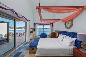 Superior kamer, uitzicht op zee | Een kluis op de kamer, een bureau, een laptopwerkplek