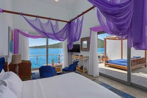 Superior kamer, uitzicht op zee | Een kluis op de kamer, een bureau, een laptopwerkplek