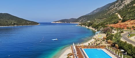 Hồ bơi ngoài trời phục vụ theo mùa, lều miễn phí