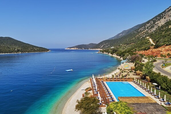 季節性室外游泳池,提供免費遮陽小屋和泳池遮陽傘