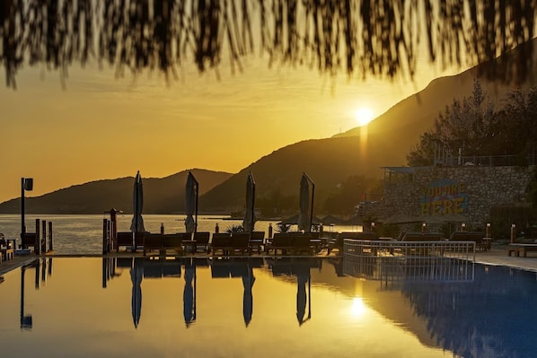 Seasonal outdoor pool, free pool cabanas, pool umbrellas